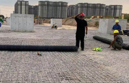 高要土工格栅铺设前地基要怎么处理？